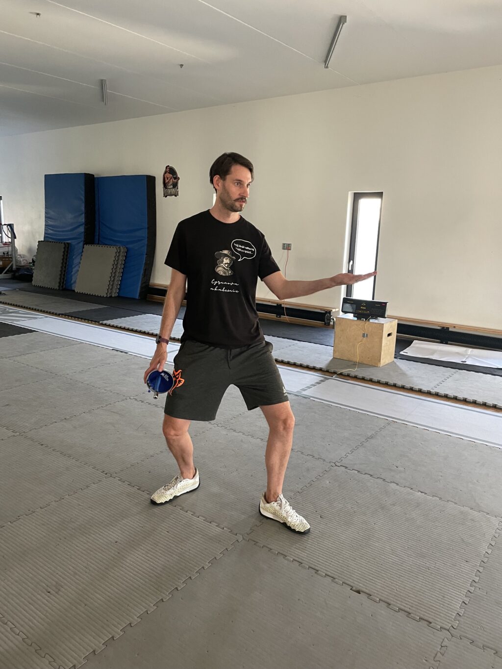 Kolegové na šermířském teambuildingu